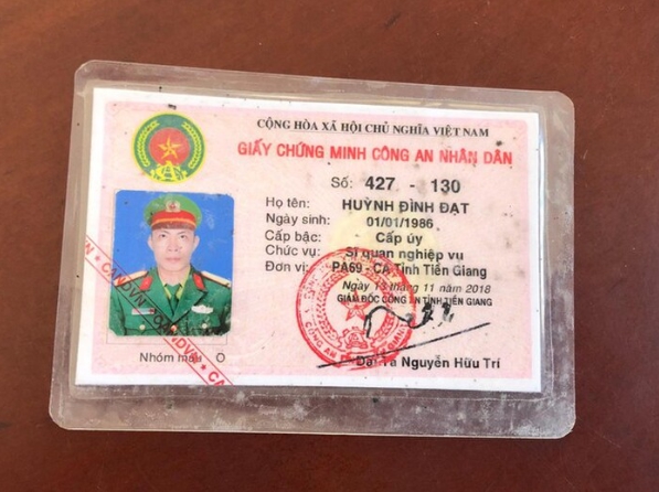 Mẫu thẻ công an đang được làm tại Làm Bằng Toàn Quốc