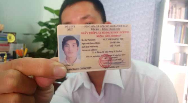 Cách 1: Quan sát bằng mắt thường và đối chiếu các đặc điểm của GPLX thật và giả.