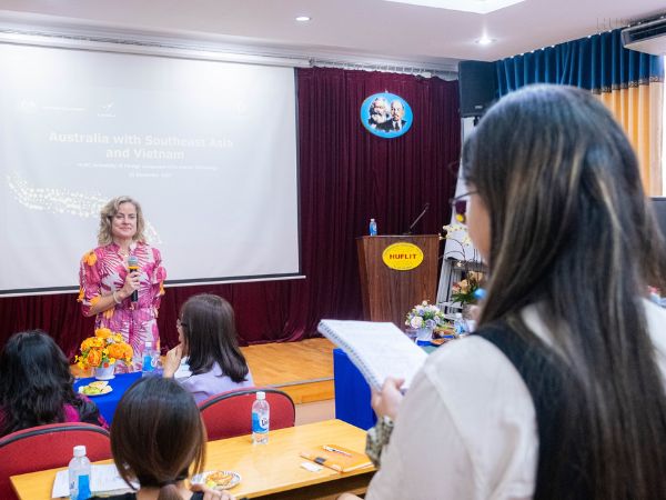 Bằng Đại Học HUFLIT Có Giá Trị Không? Cùng Tìm Hiểu Nhé