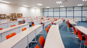 Bằng Đại Học Trường Tư Có Giá Trị Không? Dễ Xin Việc Không?