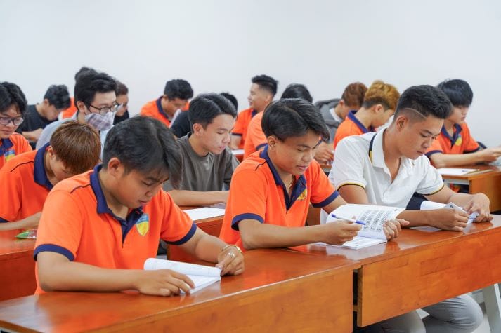 Anh Huong Cua Thoi Gian Hoc Ky Den Qua Trinh Hoc Tap Tai HUTECH
